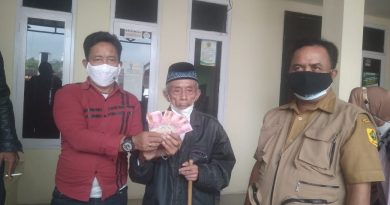 PEMBAGIAN BANTUAN SOSIAL TUNAI ( BST ) DI DESA CIBENING BOGOR.