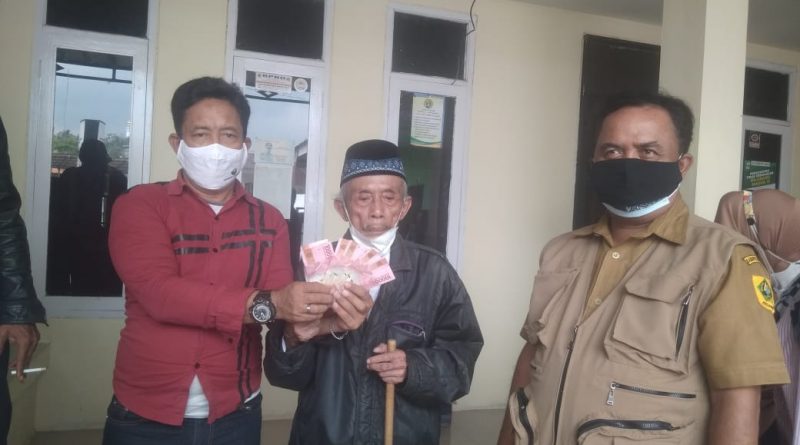 PEMBAGIAN BANTUAN SOSIAL TUNAI ( BST ) DI DESA CIBENING BOGOR.