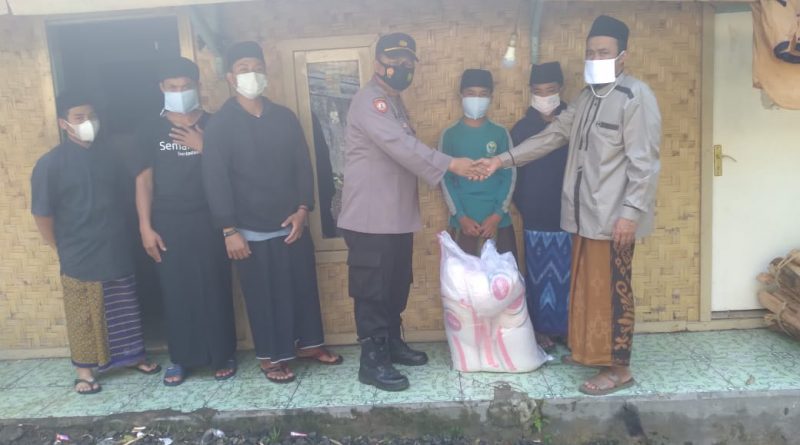 Kapolsek Cibeber AKP Agus R Salurkan Bansos PPKM Beras Kepada Pondok Pesantren Darrussalami Desa Cikadu  Cibeber.