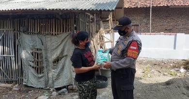 Polresta Cirebon Bagikan Sembako di Desa Halimpu dan Desa Kondangsari.