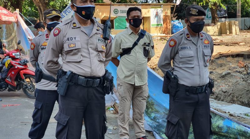 Kasbar Polres Ciko bersama Danramil Serta Kapolsek Lemahwungkuk, Stanby Antisipasi di Keraton Kasepuhan.