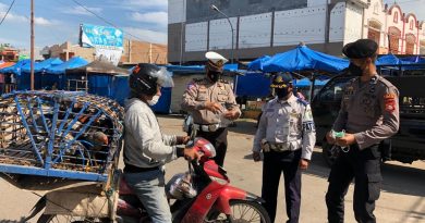 Ops Patuh , Satlantas Polres Takalar Bagikan Masker