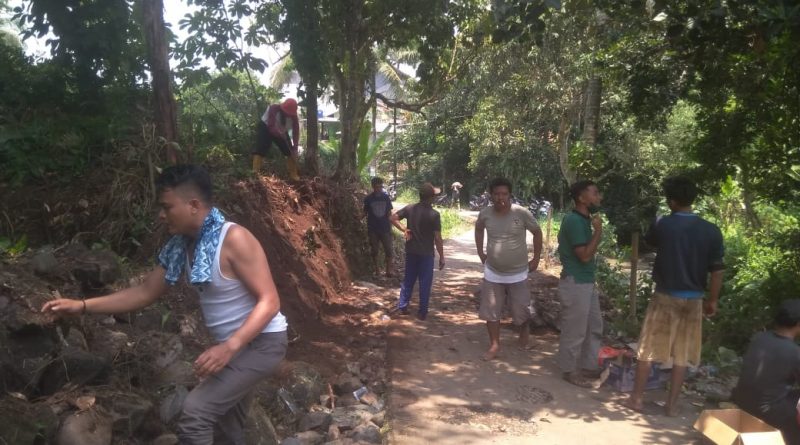 Warga dan Para Ketua RT Bergotong Royong Perbaiki Jalan Yang Longsor.