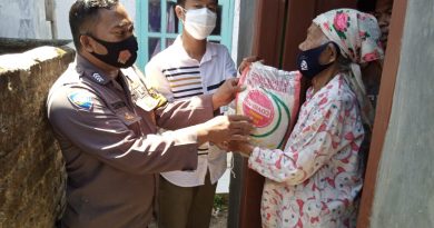 Warga Desa Tegalsari Plered Bahagia Diberi Bantuan Beras dari Polresta Cirebon.