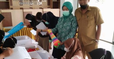 POSYANDU DESA CIARUTEUN UDIK TERIMA BANTUAN PERALATAN POSYANDU DARI JHPIEGO.