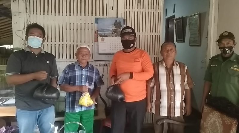 Peduli Lansia LPM Dan BPD Desa Cinangneng Salurkan Bansos di Masa Covid-19.