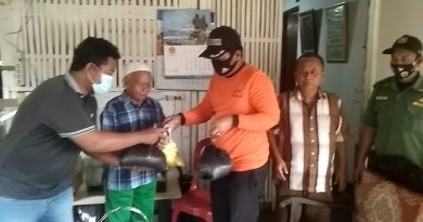 Terharu Kades Cinangneng Mendapat Bantuan Beras Dari Relawan Peduli Lansia.