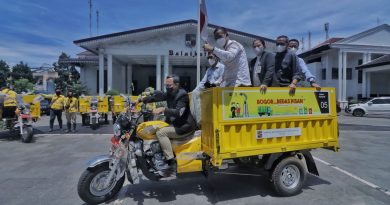 DLH Kota Bogor Hibahkan Satu Kelurahan Satu Motor Sampah