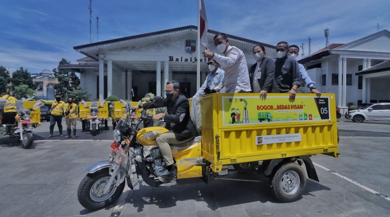 DLH Kota Bogor Hibahkan Satu Kelurahan Satu Motor Sampah