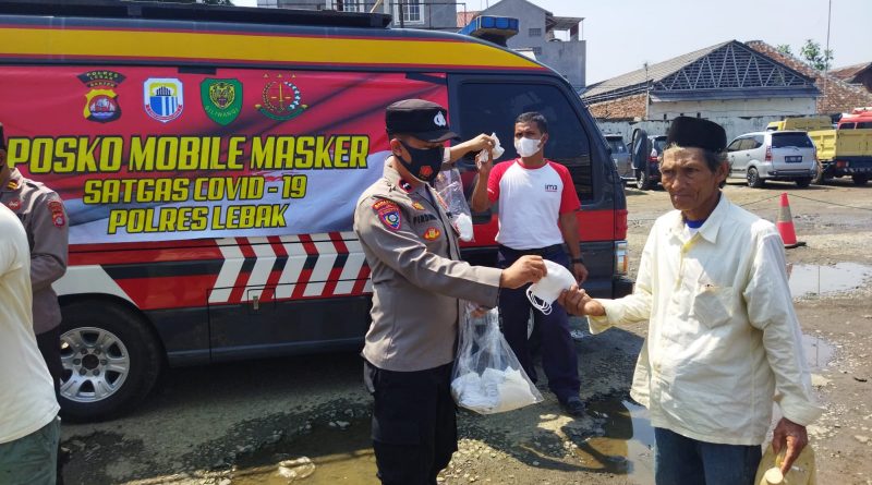 Wujudkan Lebak Bebas Covid-19, Posko Mobile Masker Polres Lebak Polda Banten Keliling Bagikan Masker.