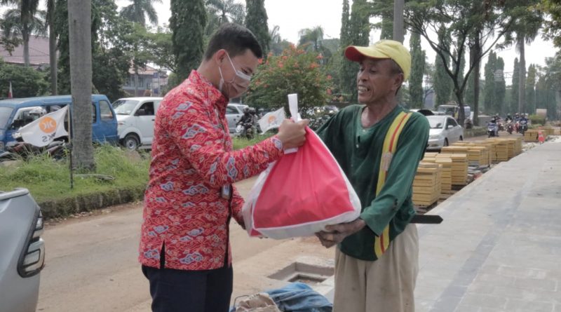 100 Paket Sembako dari UPT Pemasyarakatan Se-Kabupaten Bogor Bagi Masyarakat Sekitar Lapas Cibinong.