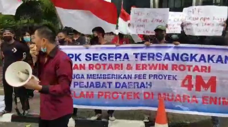 Depan Gedung KPK , Massa Desak Segera Tersangkakan Iwan Rotari & Erwin Rotari Dugaan Fee Proyek Muara Enim.