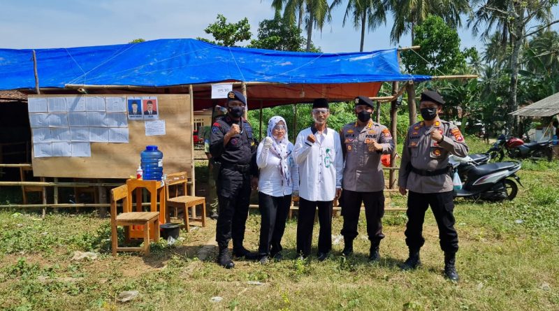 Dirpamobvit Polda Banten Pastikan Penghitungan Suara di Kecamatan Malingping Berjalan Kondusif.