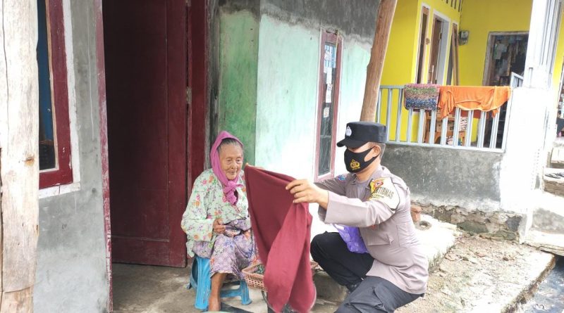 Bhabin Macho Polsek Mundu, Sambangi Warga Dengan Bansos Baju.