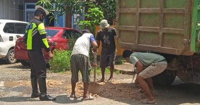 Bripka Robin Perbaiki Jalan Berlubang Trans Sulteng.