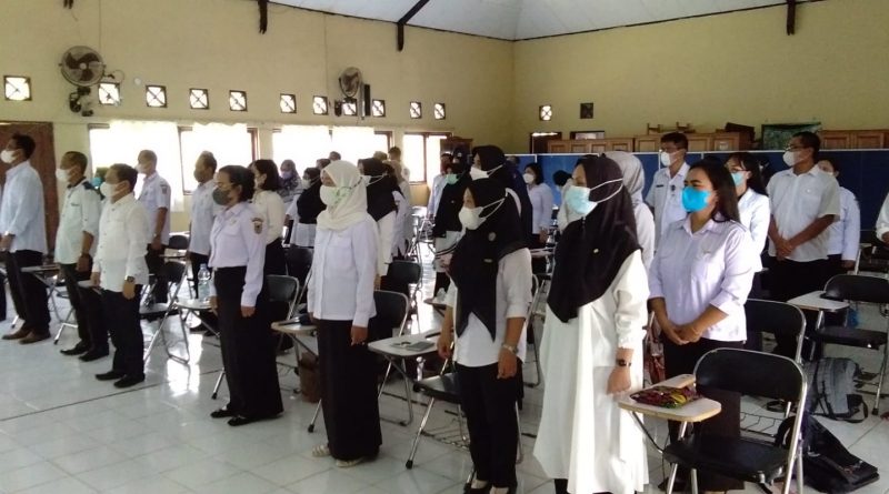 45 Guru SMK Tanah Bumbu Dapat Anugerah Satya Lencana Kesetiaan.