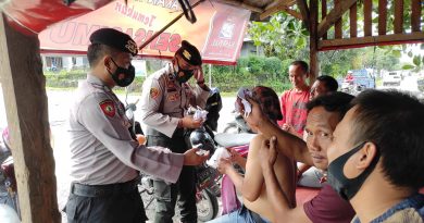 Ingatkan Prokes, Sat Samapta Polres Lebak Polda Banten Himbau Prokes dan Bagikan Masker ke Warga.