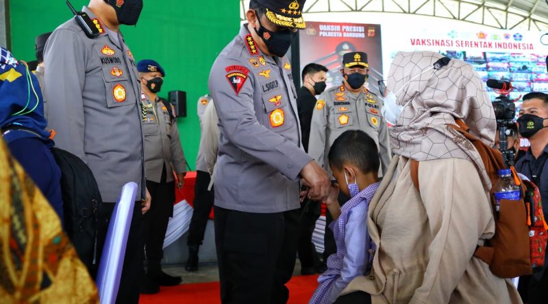 Tinjau Vaksinasi Serentak se-Indonesia, Kapolri Ingatkan Syarat Wajib Laksanakan PTM 100 Persen.