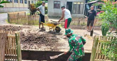 Peduli Lingkungan, Satgas Kodim Maluku Utara Yonif RK 732/Banau Bersama Warga Bersihkan Selokan Air.