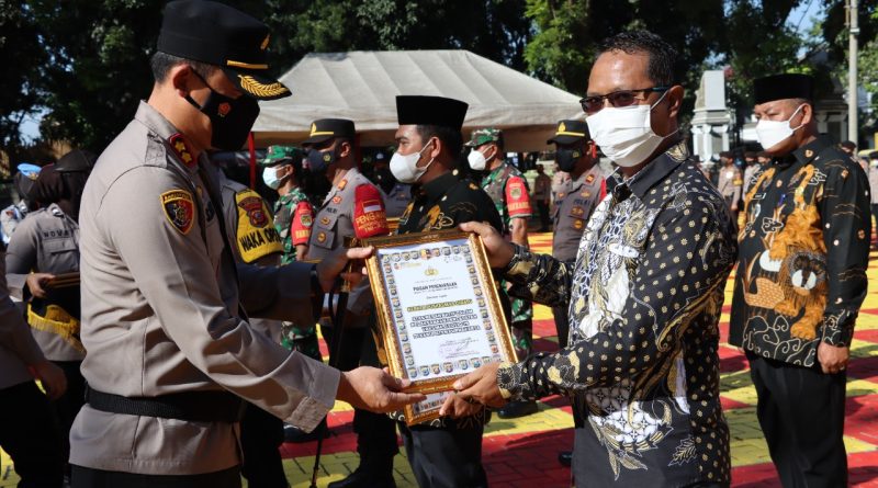 Kapolres Purwakarta Berikan Penghargaan Kepada Kecamatan Dengan Capaian Vaksinasi Tertinggi.