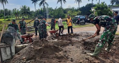 Pelaksanaan Karya Bakti Perbaikan Masjid Ciptakan Sinergitas TNI Polri Dan Masyarakat.