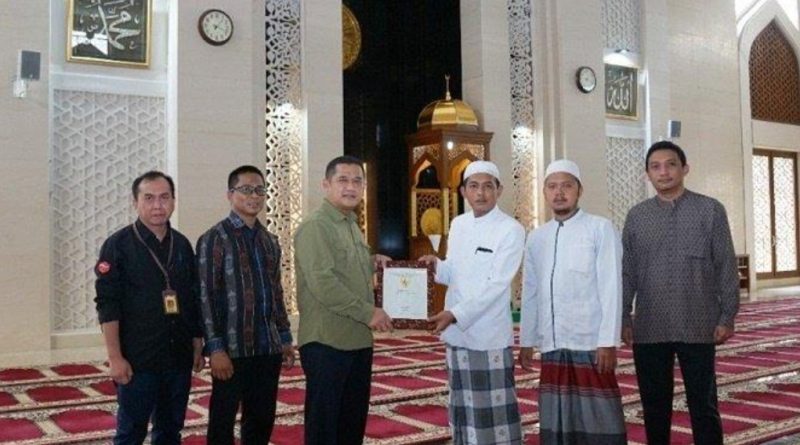 BPN Tanah Bumbu Serahkan Sertifikat Tanah Wakaf Masjid Al Falah