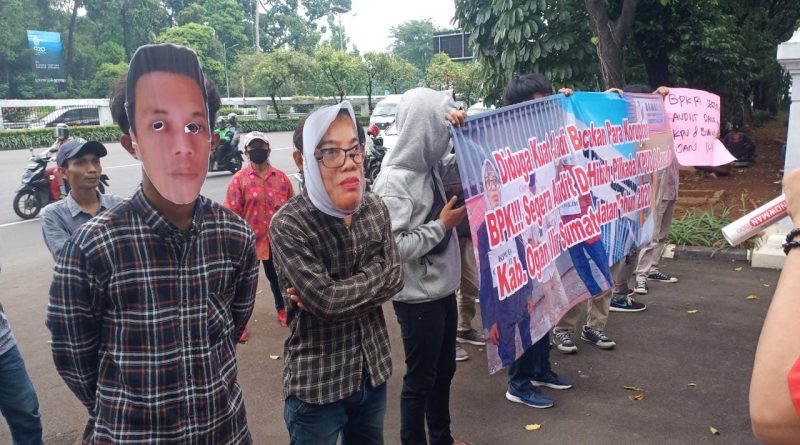 Aksi Depan Gedung BPK RI FORMASA Minta Segera Audit Dana Hibah KPUD & Bawaslu  Kab. Ogan Ilir.