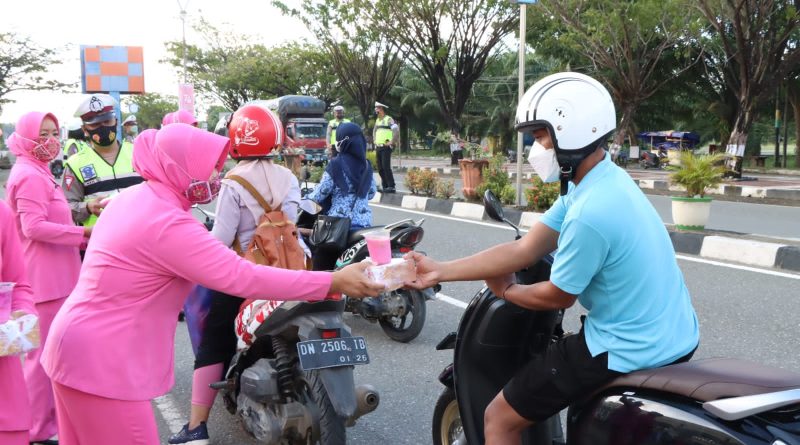 Polres Morowali dan Bhayangkari Bagikan Takjil Ke Pengguna Jalan.