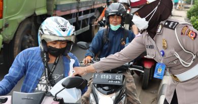 Ramadhan Berkah Anggota Polwan Polres Purwakarta Bagikan Takjil Kepengendara Yang Melintas.