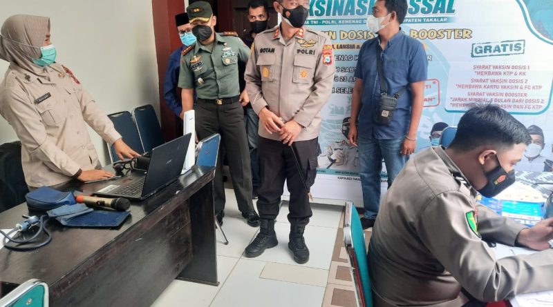 Kapolres Takalar Tinjau Pelaksanaan Vaksinasi Massal Di Kantor Kemenag