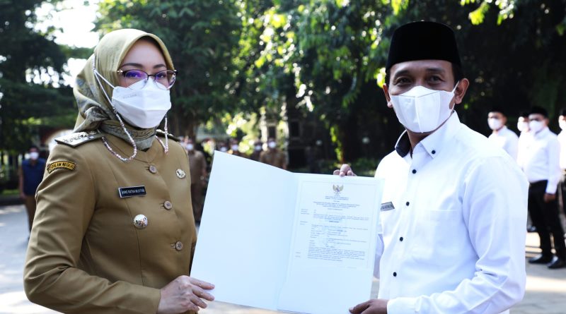 Tahap Pertama, Bupati Purwakarta Serahkan 49 SK PPPK.