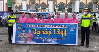 Jelang Buka Puasa Polres Morowali Jajaran Polsek dan Bhayangkari Berbagi Takjil Ke Pengguna Jalan.