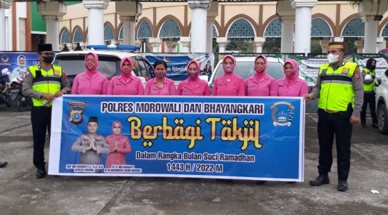 Jelang Buka Puasa Polres Morowali Jajaran Polsek dan Bhayangkari Berbagi Takjil Ke Pengguna Jalan.