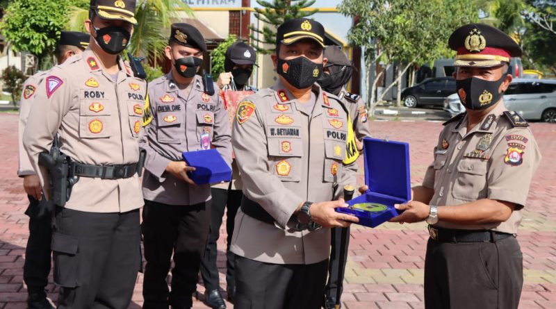 Kapolres Lebak Pimpin Upacara Pelepasan Purna Bhakti Kompol H. Suyanto dan AKP Budiono.