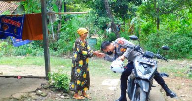 Polsek Jonggol Bagikan Paket Sembako Dalam Rangka Bulan Suci Ramadhan.