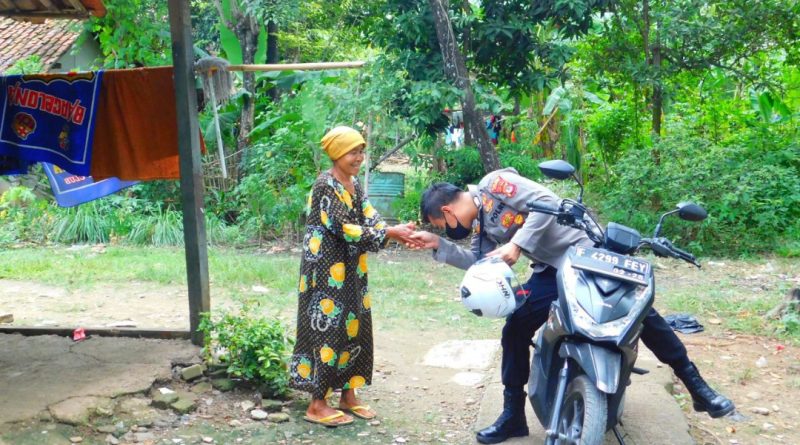 Polsek Jonggol Bagikan Paket Sembako Dalam Rangka Bulan Suci Ramadhan.