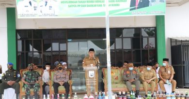 Satpol PP Tanbu Musnahkan Barbuk Miras Berbagai Merek Hasil Razia di Bulan Ramadhan.