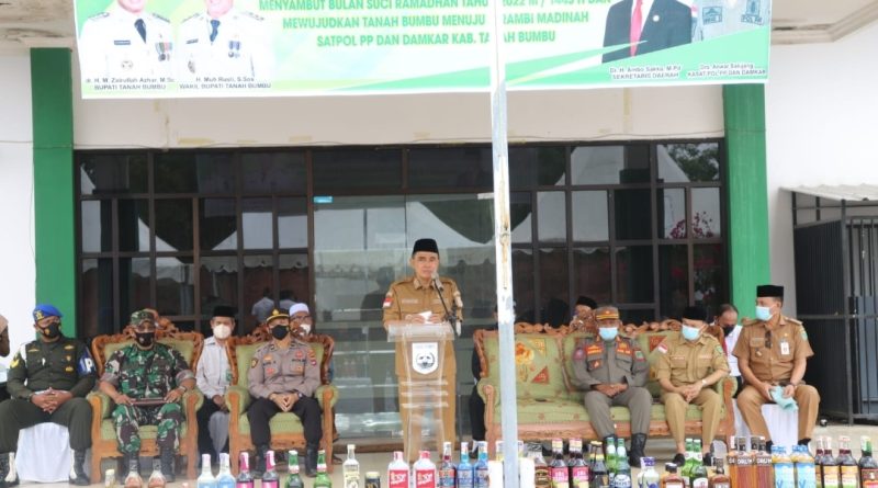 Satpol PP Tanbu Musnahkan Barbuk Miras Berbagai Merek Hasil Razia di Bulan Ramadhan.