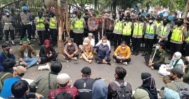 Pimpinan DPRD, Ketua Fraksi dan Ketua Komisi Temui Mahasiswa di Depan Gedung DPRD Purwakarta Sambil Lesehan.