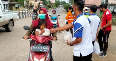 Kegiatan Rutin Polsek Satui, Bagikan Nasi Bungkus Gratis