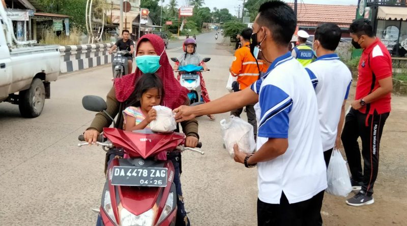 Kegiatan Rutin Polsek Satui, Bagikan Nasi Bungkus Gratis