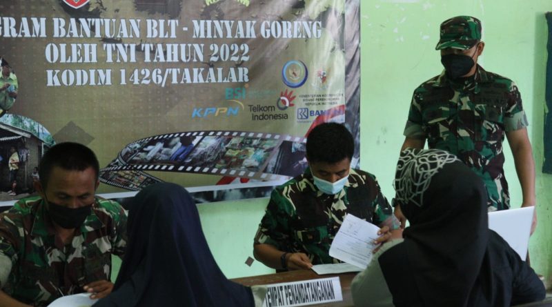 Salurkan Bantuan Tunai Minyak Goreng,  Kodim 1426/Takalar Kolaborasikan Dengan Vaksinasi Covid-19