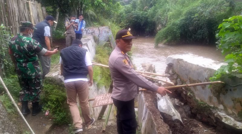 Curah Hujan Yang Tinggi Akibatkan Longsor di Pinggir Sungai Ciapus.