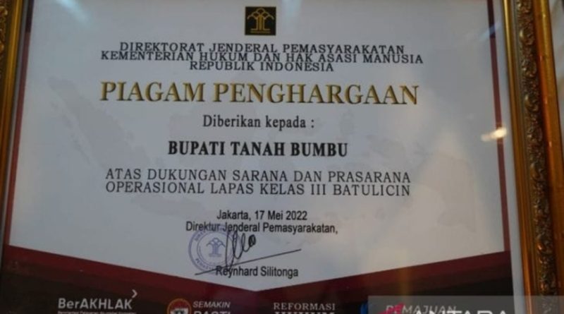 Bupati Tanah Bumbu Terima Penghargaan dari Dirjen Pemasyarakatan