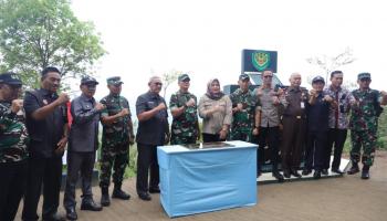 TNI Manunggal Menyatu Dengan Rakyat Membangun Desa.