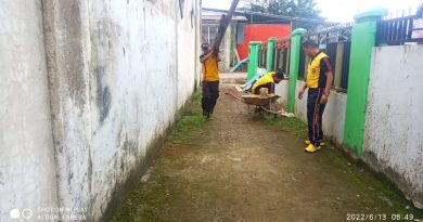 Jelang Hut Bhayangkara, Polisi Pattallassang Gelar Baksos Bersih-Bersih Masjid