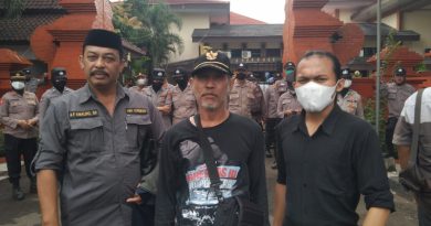 Ratusan Pedagang Pasar Bodelor Unjuk Rasa ke DPRD Kabupaten Cirebon.