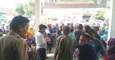 Ratusan Pedagang Pasar Bodelor Datangi Kantor Desa dan Tagih Janji DPRD Kabupaten Cirebon.