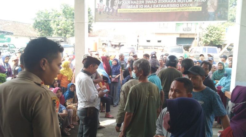 Ratusan Pedagang Pasar Bodelor Datangi Kantor Desa dan Tagih Janji DPRD Kabupaten Cirebon.