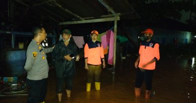 Kapolsek Bahodopi Bersama  BPBD Morowali dan Pemerintah Desa Langsung Turun Kelokasi Banjir.